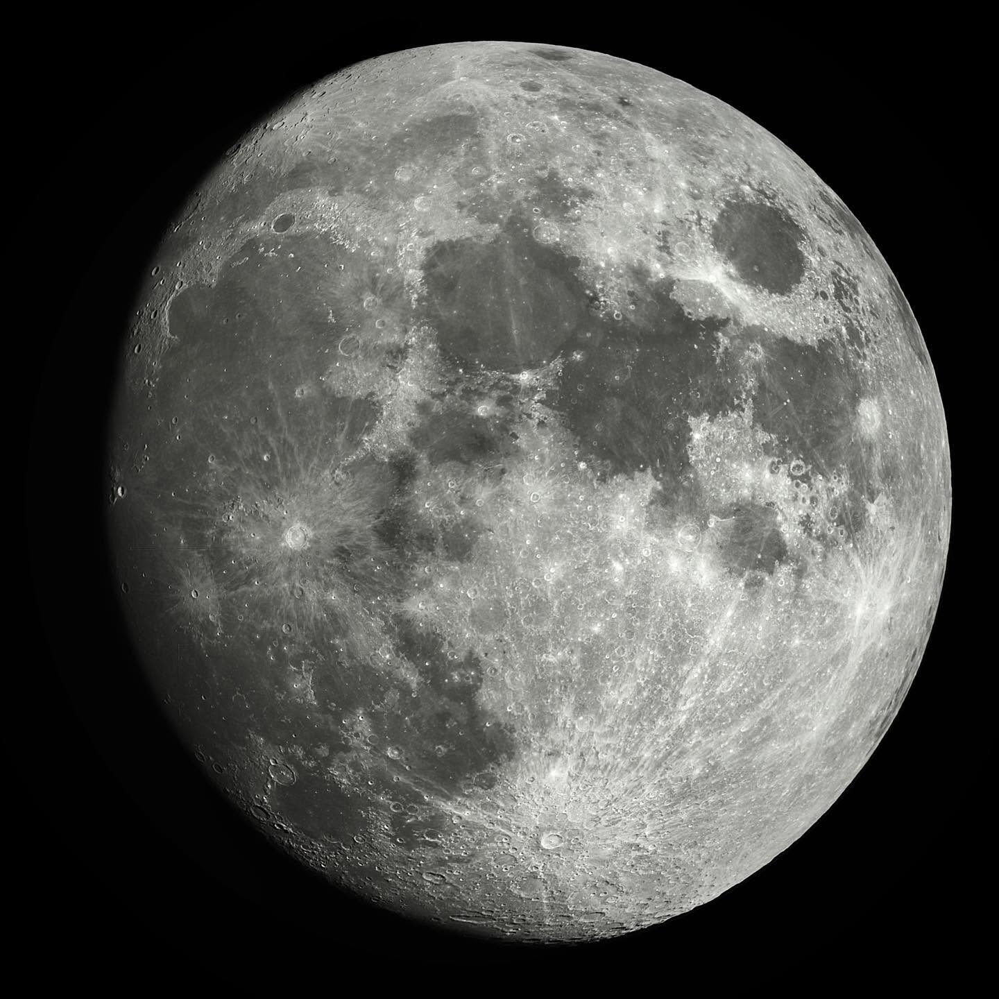 A detailed 12,000-frame mosaic of the Moon photographed by Jeremiah Smith